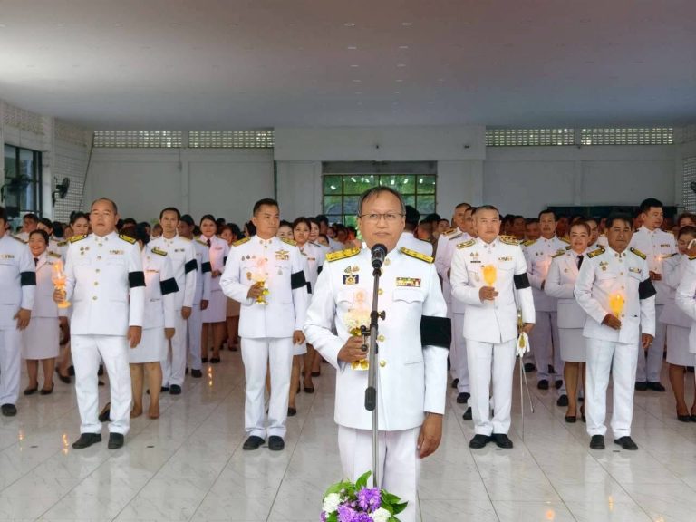 ร่วมพิธีถวายเครื่องราชสักการะและวางพานพุ่มและพิธีจุดเทียน
